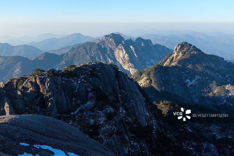 冬天安徽黄山鳌鱼峰景点远观晨曦阳光图片素材