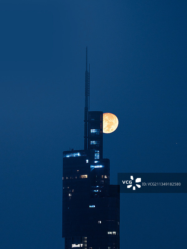 紫峰伴月图片素材