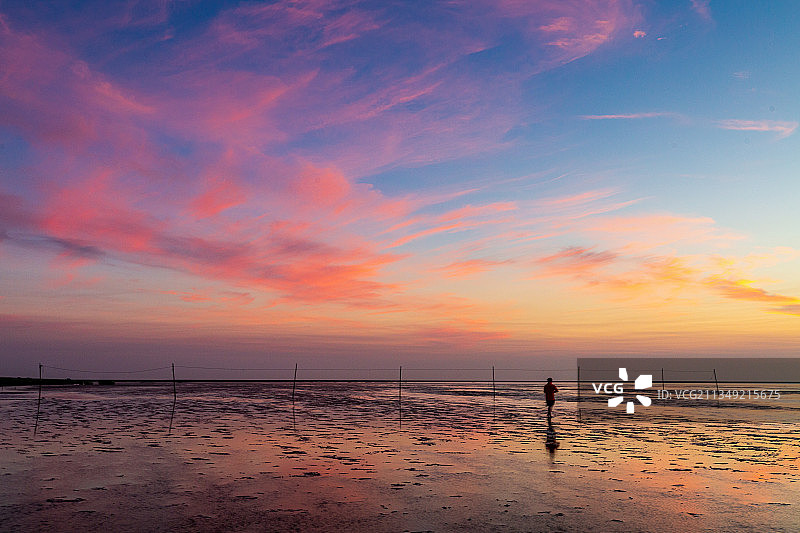 早期赶海的人图片素材