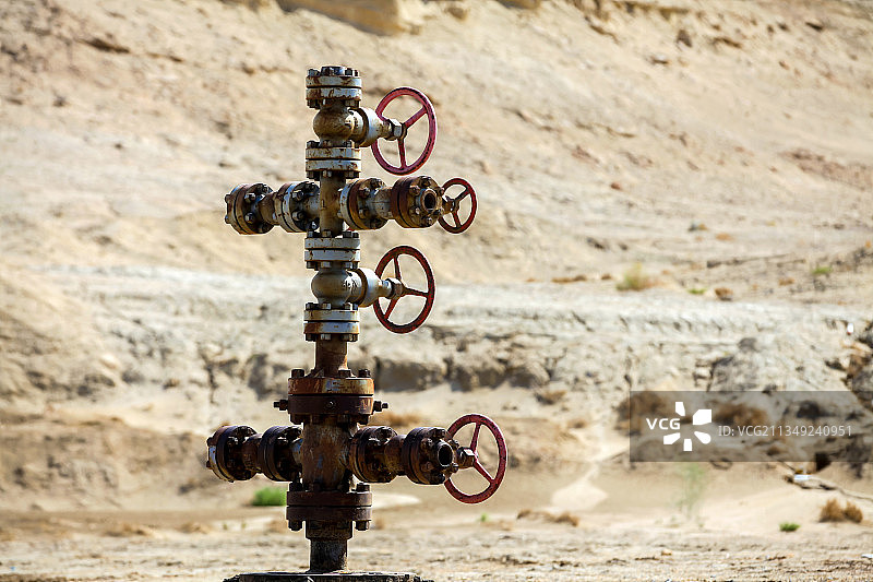 克拉玛依戈壁油井阀门图片素材