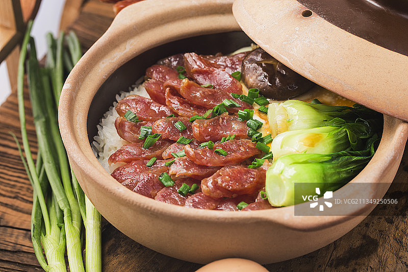 广东粤菜-腊味煲仔饭图片素材