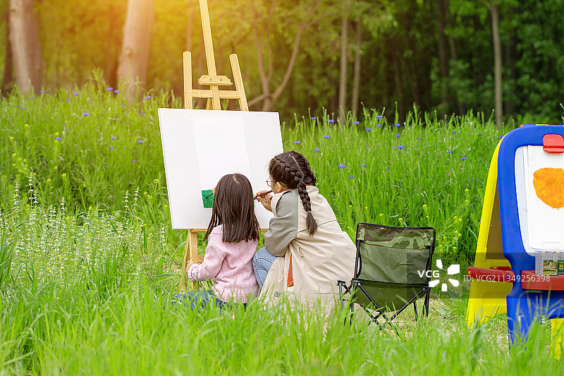 两个亚洲小女孩在户外画画图片素材