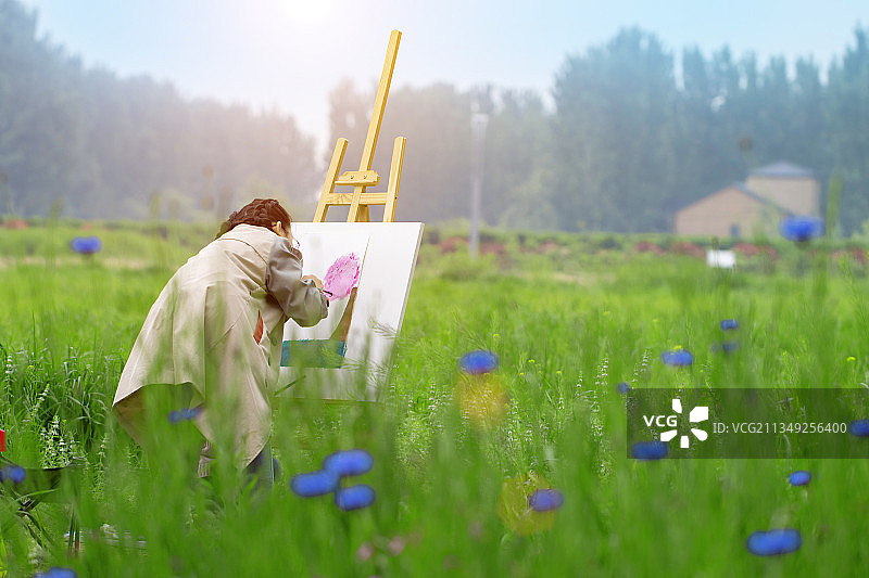 站在户外画画的孩子背影图片素材