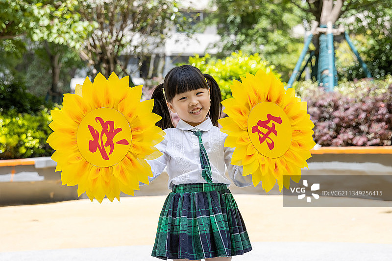 拿着太阳花跳舞的小学生图片素材