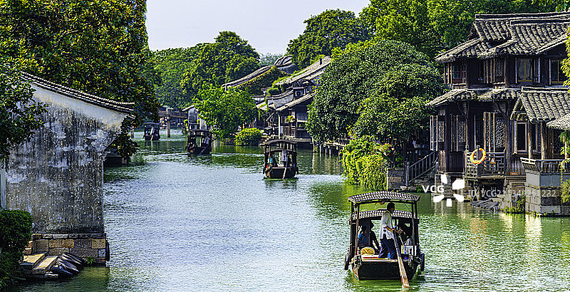 亚洲中国乌镇，渡船穿行于水道之间图片素材