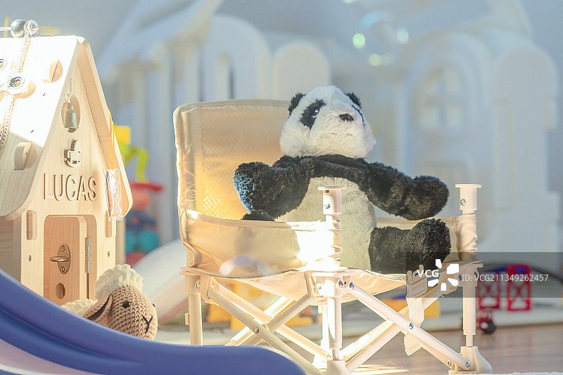 娃娃屋里的快乐小熊猫图片素材