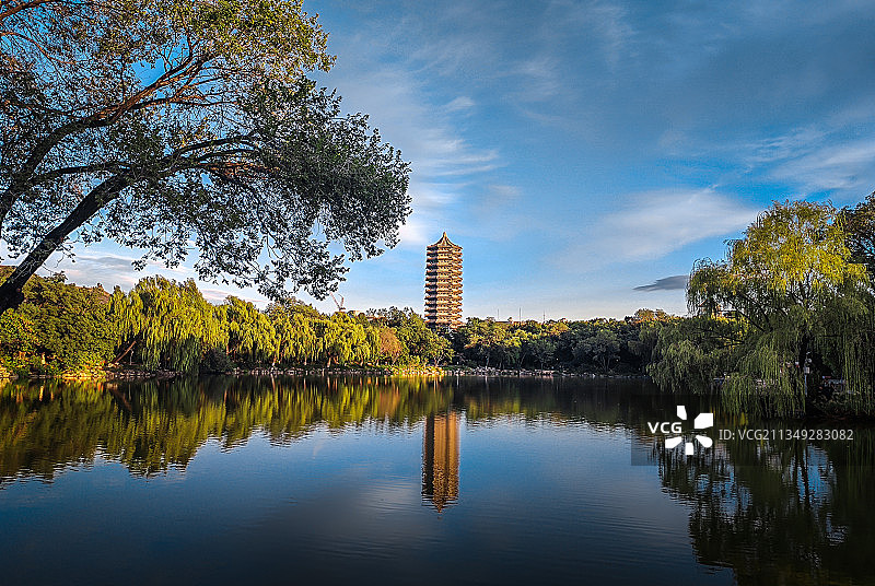 中国北京市北京大学校园未名湖图片素材