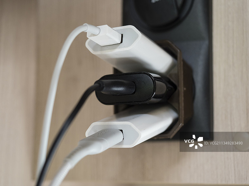 多个插座上的三个USB充电器图片素材
