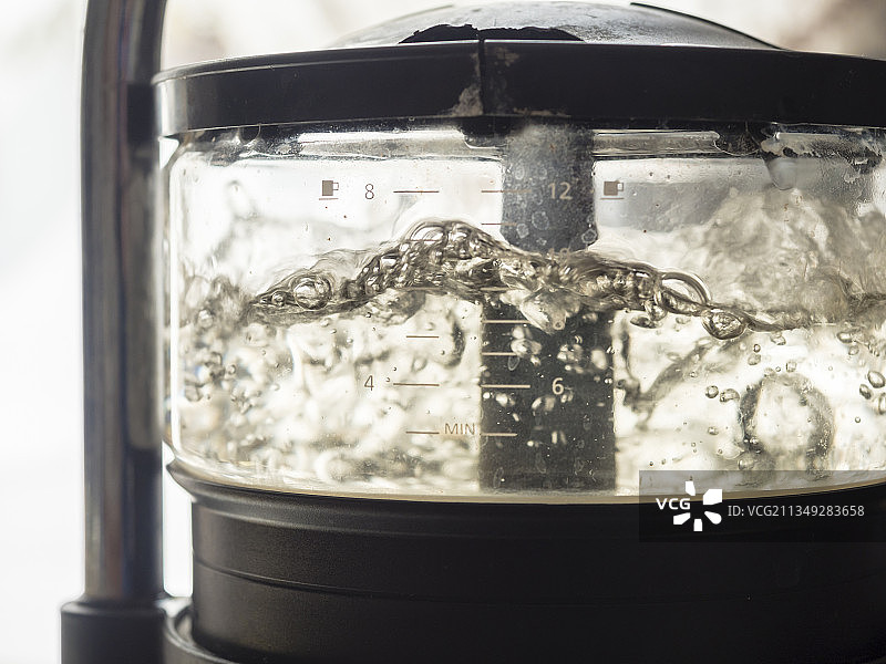 玻璃水壶中的沸水图片素材