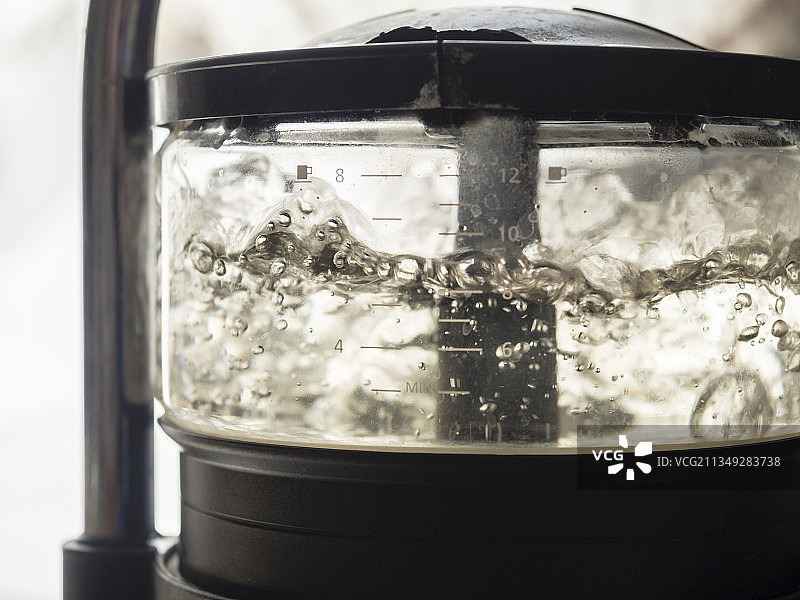 玻璃水壶中的沸水图片素材
