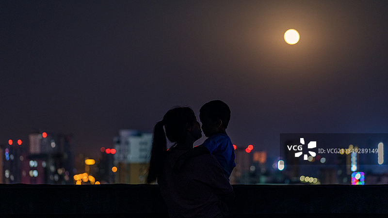 母子在中秋节赏月剪影图片素材