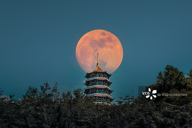 福建省厦门市集美区集美塔满月图片素材