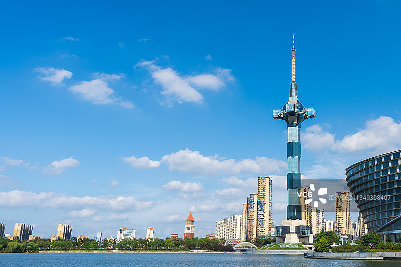 蓝天白云下的地标建筑-盐城聚龙湖盐立方电视塔图片素材