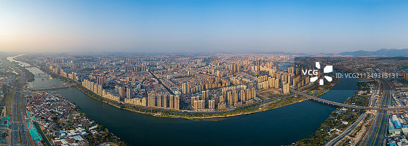 怀抱在龙江怀中图片素材