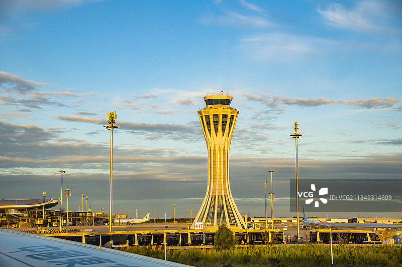 夕阳下北京大兴国际机场的指挥塔台图片素材