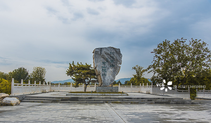 世园公园观景台上的巨石图片素材