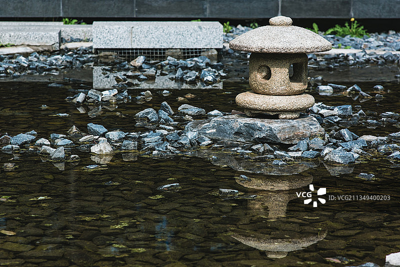 北京世园公园里的日本园，倒影在浅水池的地灯图片素材