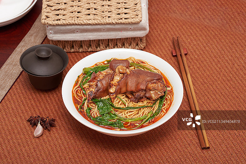 经典家常菜谱蹄花面条图片素材