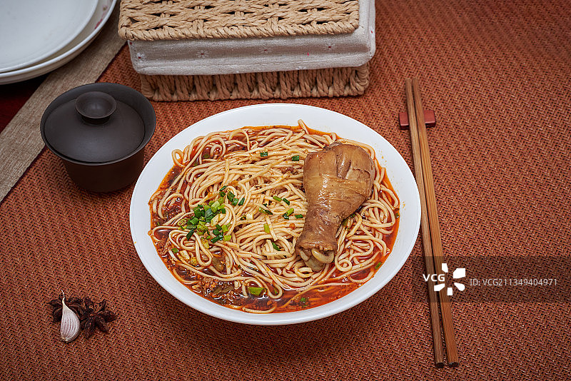 经典家常菜谱卤鸡腿面条图片素材