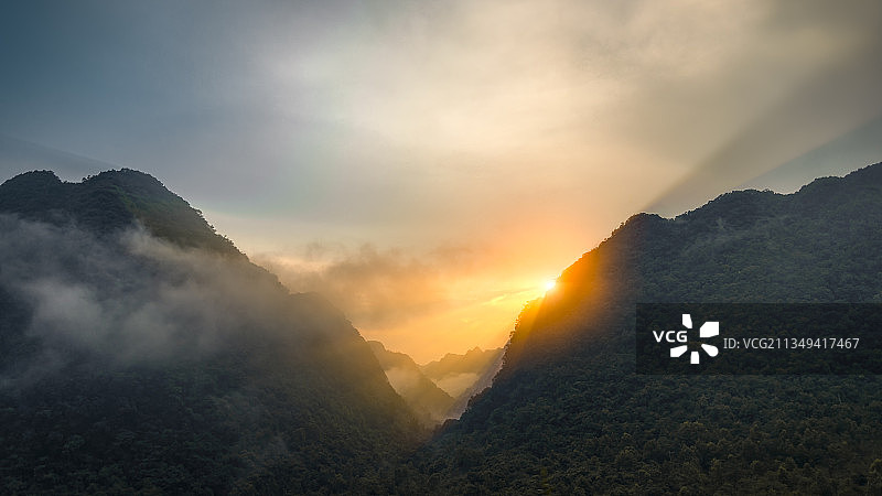 贵州省黔南州荔波小七孔山顶落日平流雾图片素材