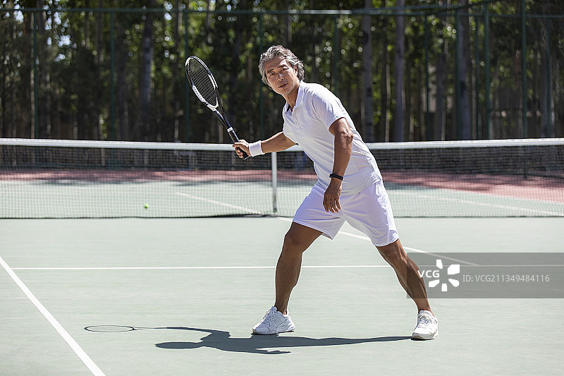 中老年男子在网球场打网球图片素材