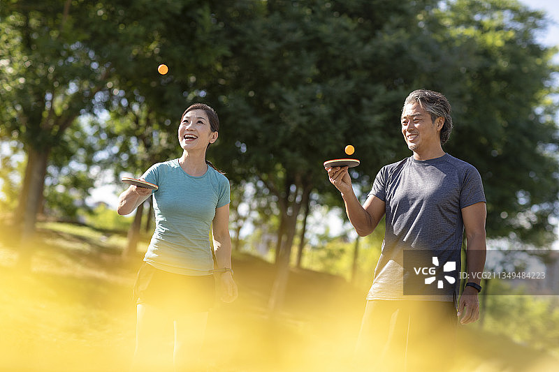 开心的中老年夫妇在户外打乒乓球图片素材