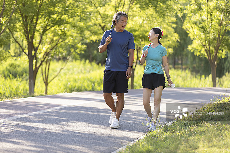 开心的中老年夫妇在公园放松身心图片素材