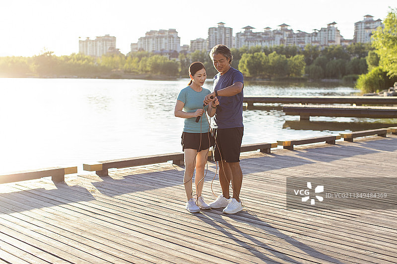 开心的中老年夫妇在公园锻炼身体图片素材