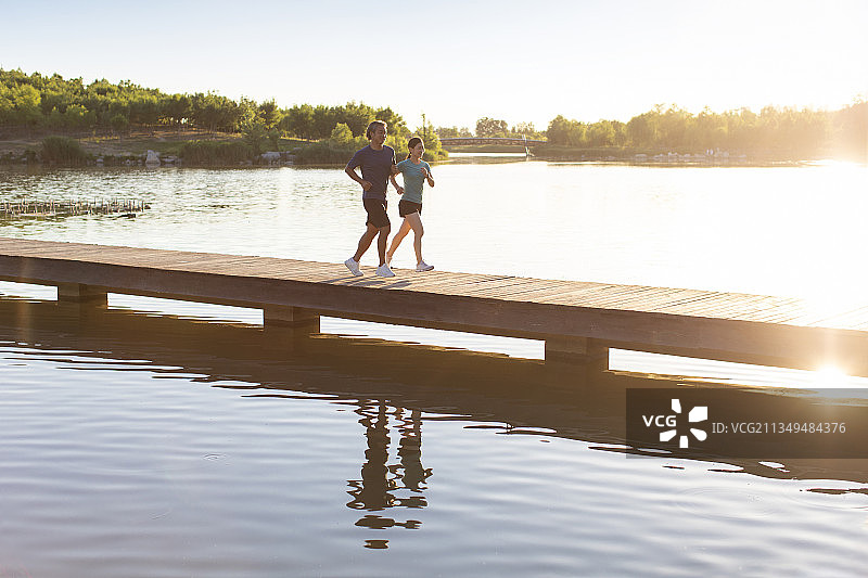 开心的中老年夫妇在公园跑步图片素材