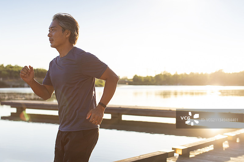 开心的中老年男子在公园跑步图片素材
