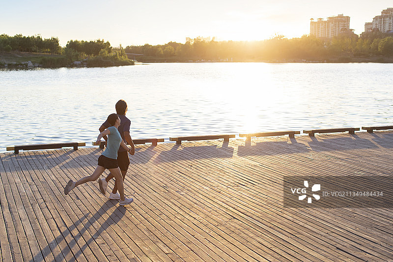 开心的中老年夫妇在公园放松身心图片素材
