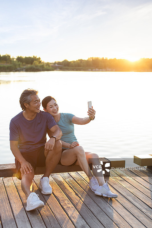 开心的中老年夫妇在公园自拍图片素材