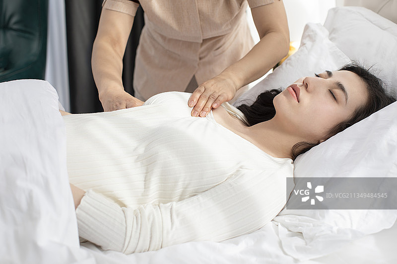 月嫂照顾产妇图片素材