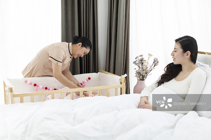 月嫂照顾产妇和宝宝图片素材