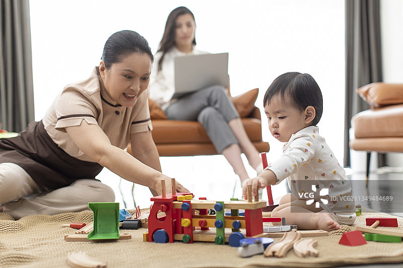 保姆照顾小宝宝图片素材