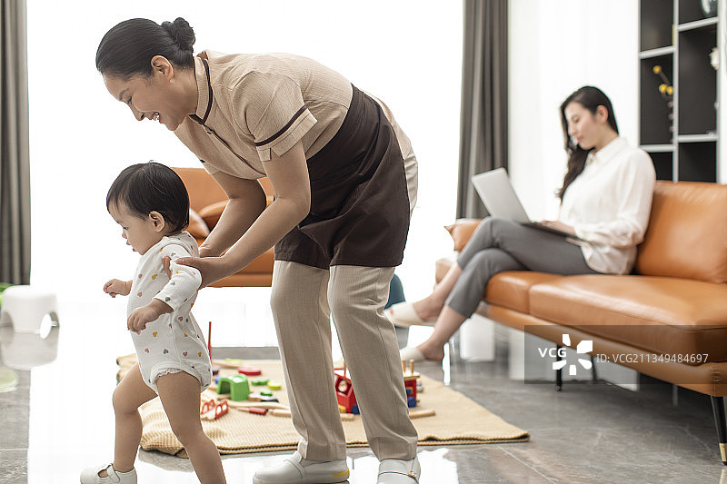 保姆照顾小宝宝图片素材