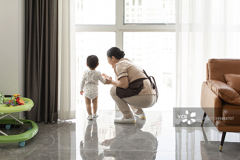 保姆照顾小宝宝图片素材