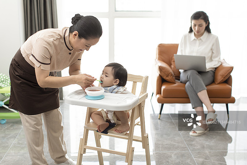保姆照顾小宝宝图片素材