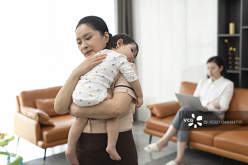 保姆照顾小宝宝图片素材