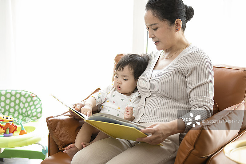奶奶和宝宝一起看儿童书图片素材