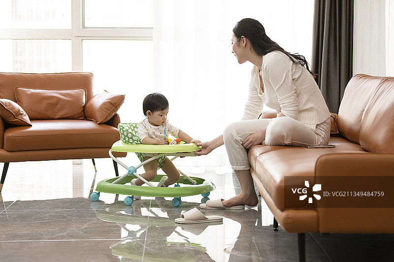 年轻妈妈照顾宝宝图片素材