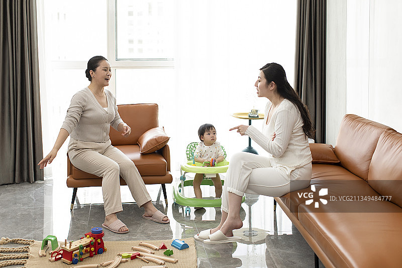 妈妈和奶奶在宝宝面前争吵图片素材