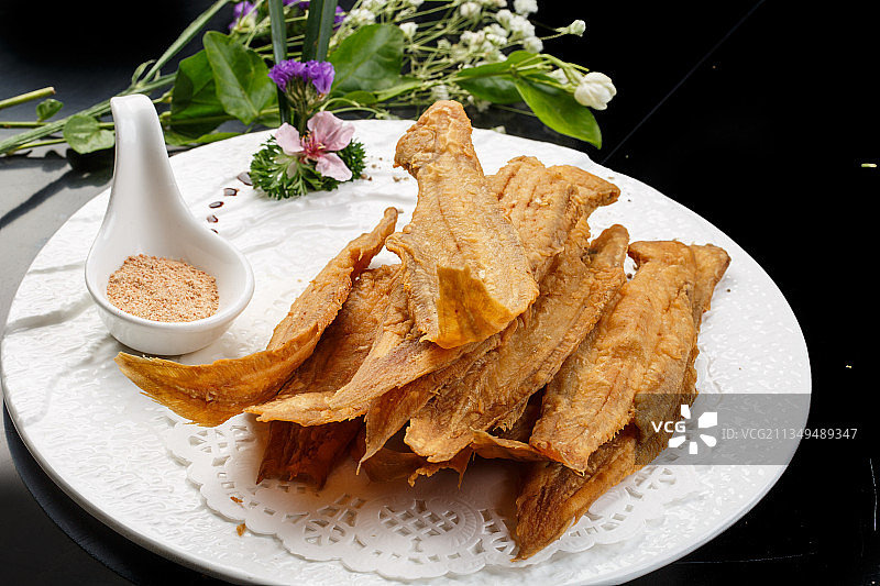 椭圆白瓷盘装的酥炸小黄鱼图片素材