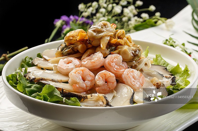 白色圆瓷盘装的捞汁海三鲜图片素材