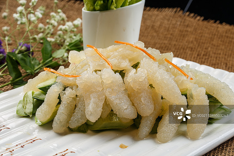 白色瓦楞瓷盘装的老醋蛰头图片素材