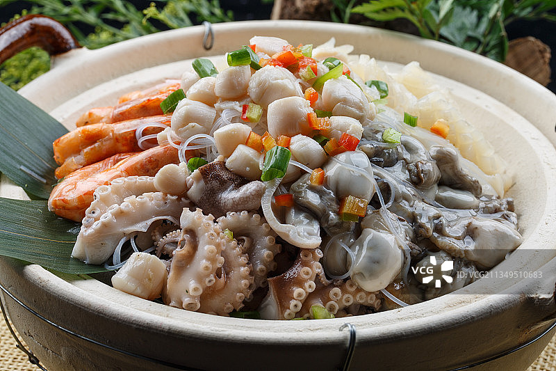 米色砂锅装的海鲜砂锅图片素材