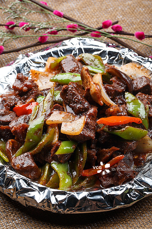 黑色铁盘装的锡纸铁板牛肉图片素材