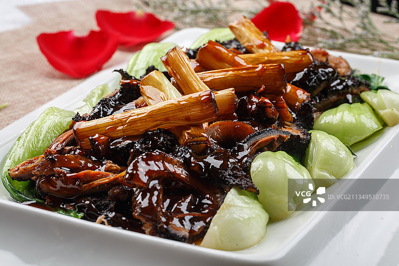 长方形白瓷盘装的葱烧海参图片素材