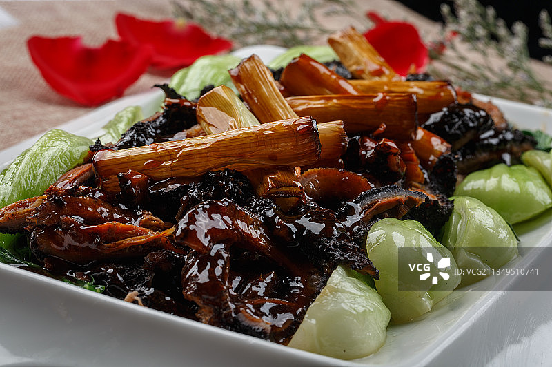 长方形白瓷盘装的葱烧海参图片素材