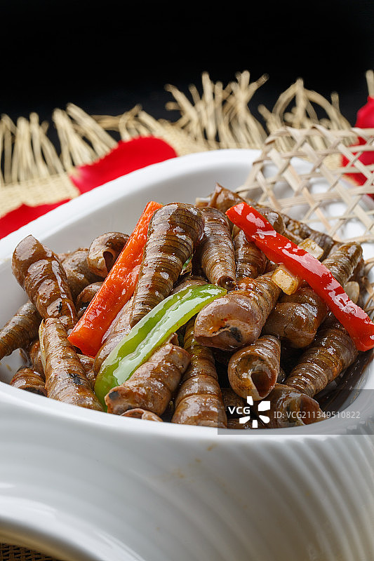 异形白瓷盘装的海鲜辣炒珍螺（钉子螺）图片素材